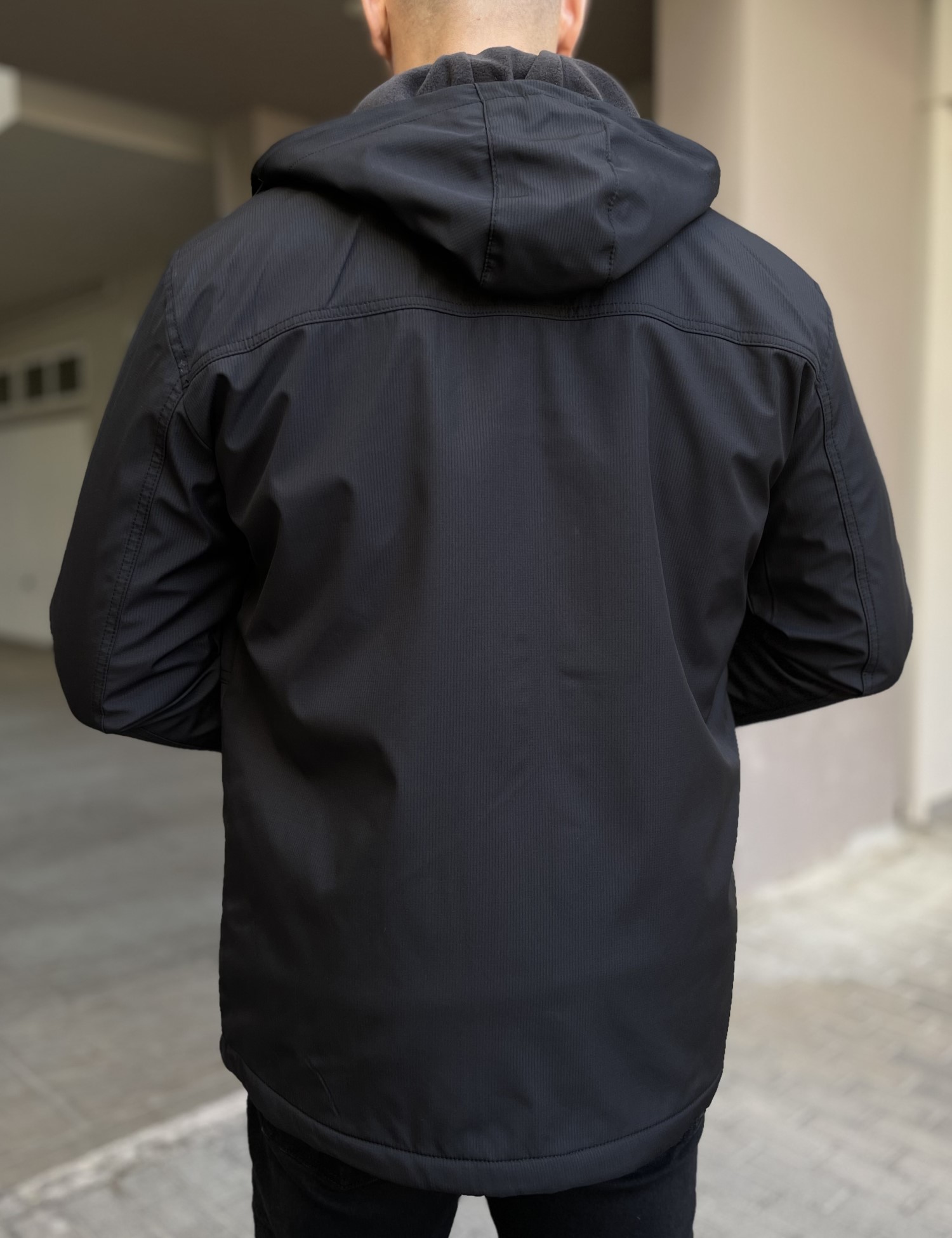 Ανδρικό μαύρο μπουφάν με κουκούλα και τσέπες D3113 φωτογραφία